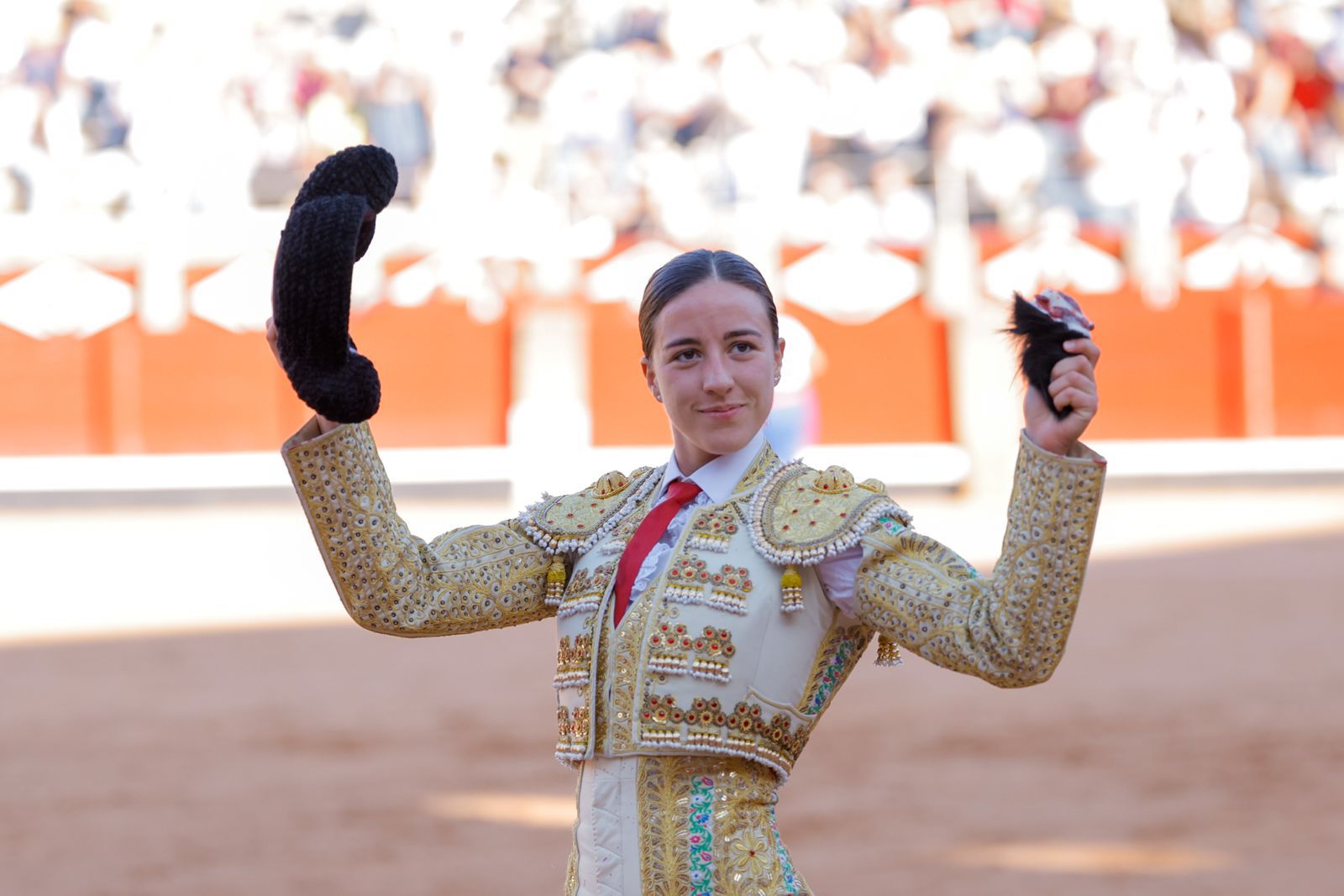 Olga Casado abre la puerta grande del festejo femenino de la feria