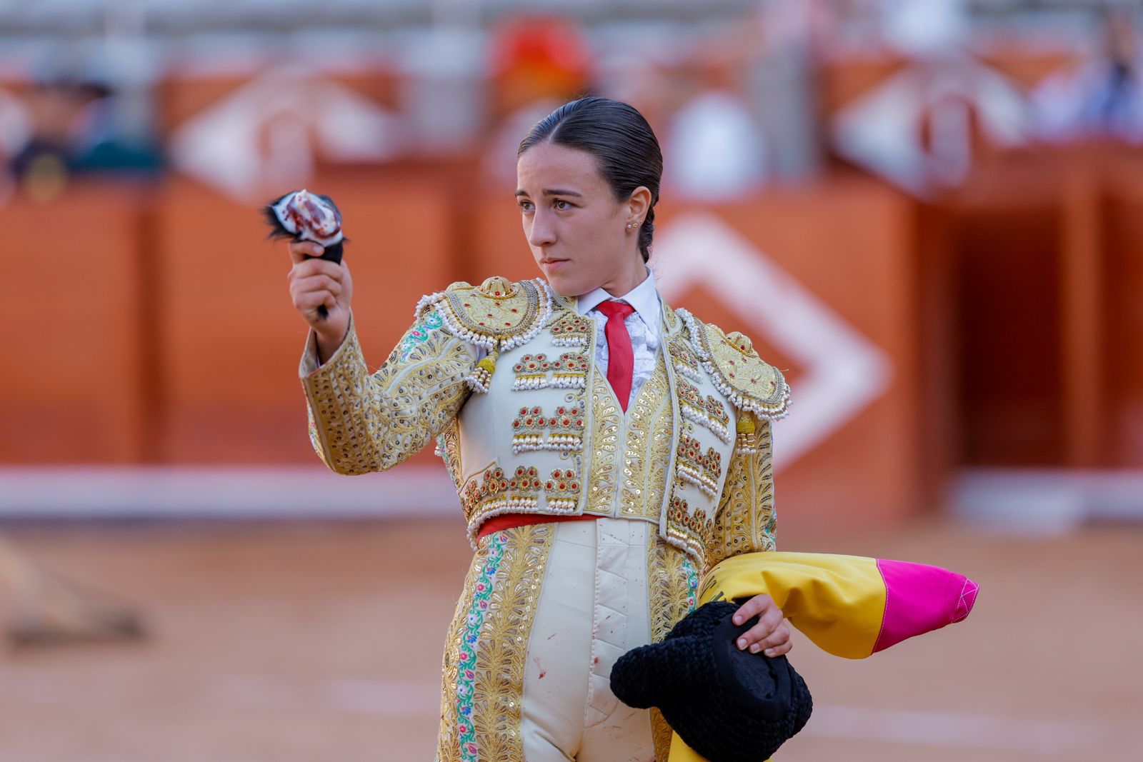 Olga Casado abre la puerta grande del festejo femenino de la feria