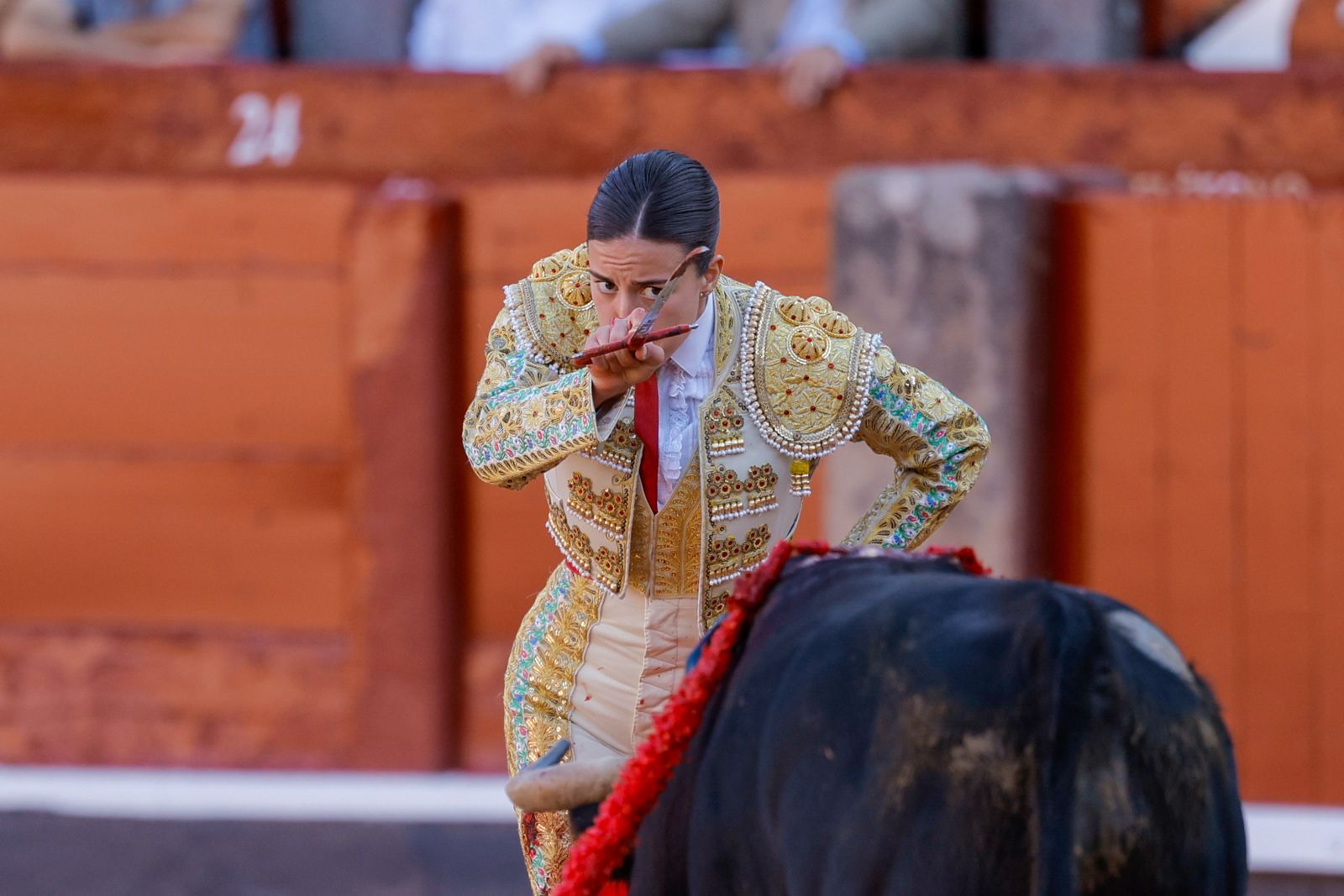 Olga Casado abre la puerta grande del festejo femenino de la feria