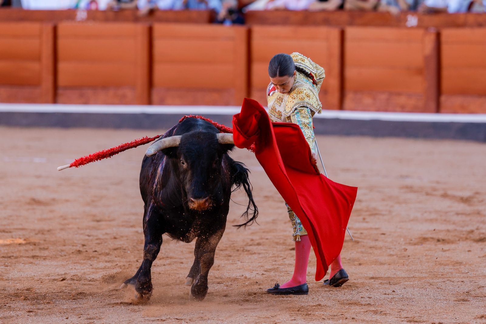 Olga Casado abre la puerta grande del festejo femenino de la feria