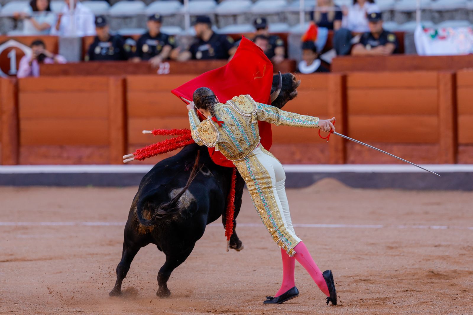 Olga Casado abre la puerta grande del festejo femenino de la feria