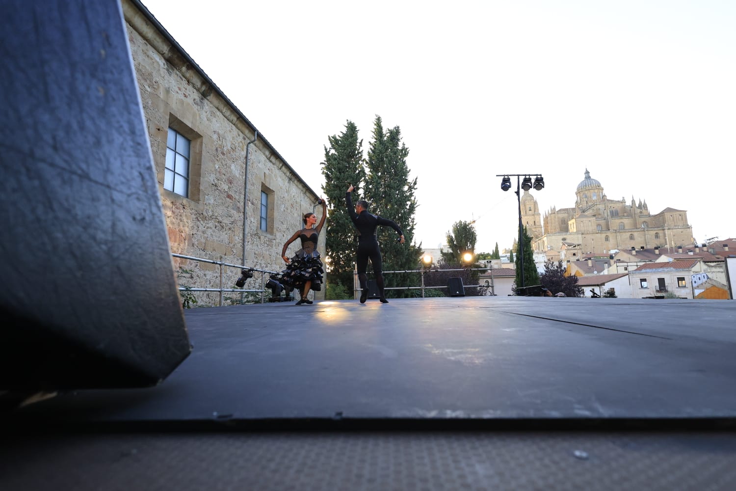 Los Jardines de Santo Domingo se llenan de arte con el espectáculo Extractos de Querencia