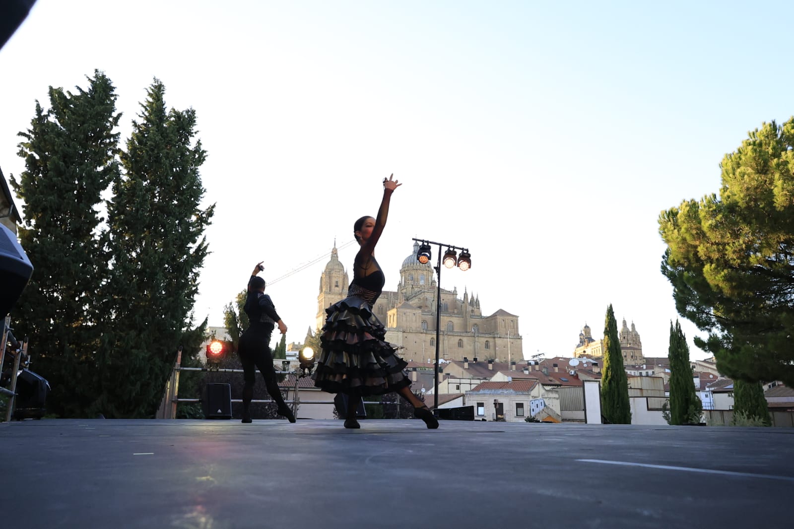 Los Jardines de Santo Domingo se llenan de arte con el espectáculo Extractos de Querencia