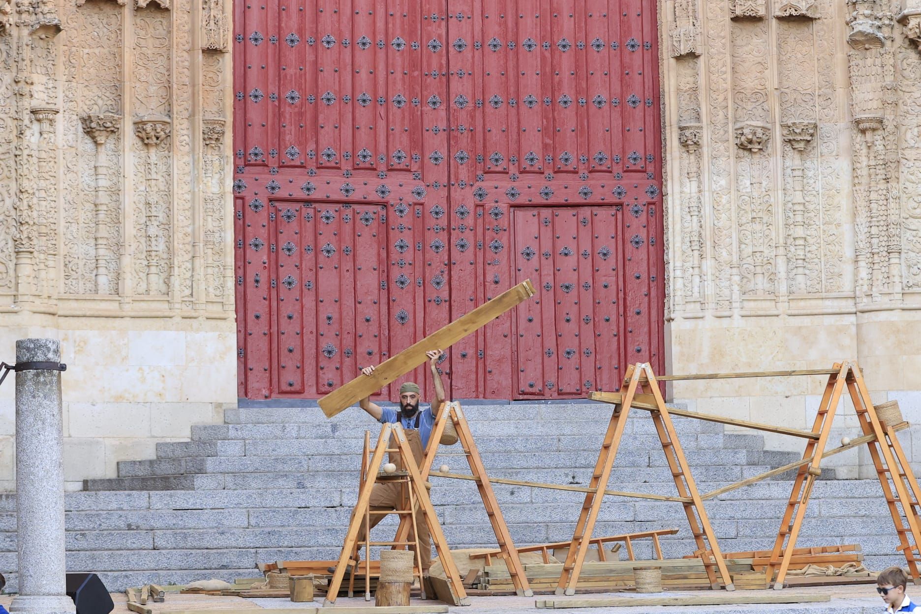 Éxito de &#039;Llar&#039;: el espectáculo que combina arquitectura y malabares en el Patio Chico