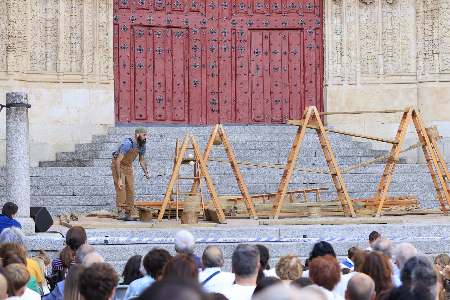 Éxito de &#039;Llar&#039;: el espectáculo que combina arquitectura y malabares en el Patio Chico