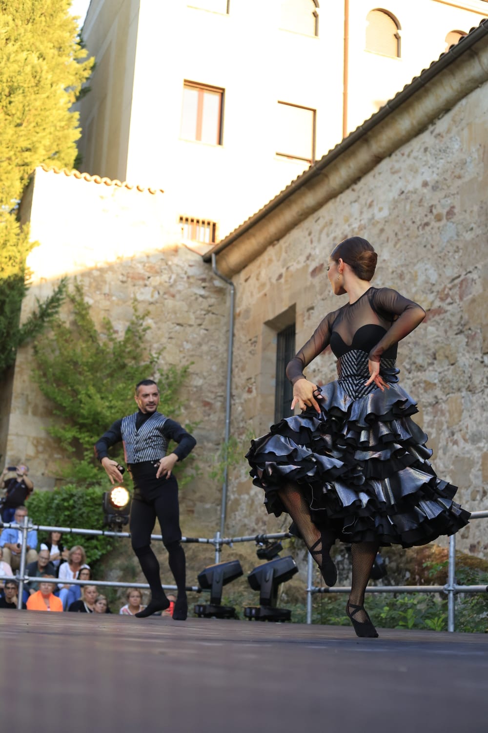 Los Jardines de Santo Domingo se llenan de arte con el espectáculo Extractos de Querencia