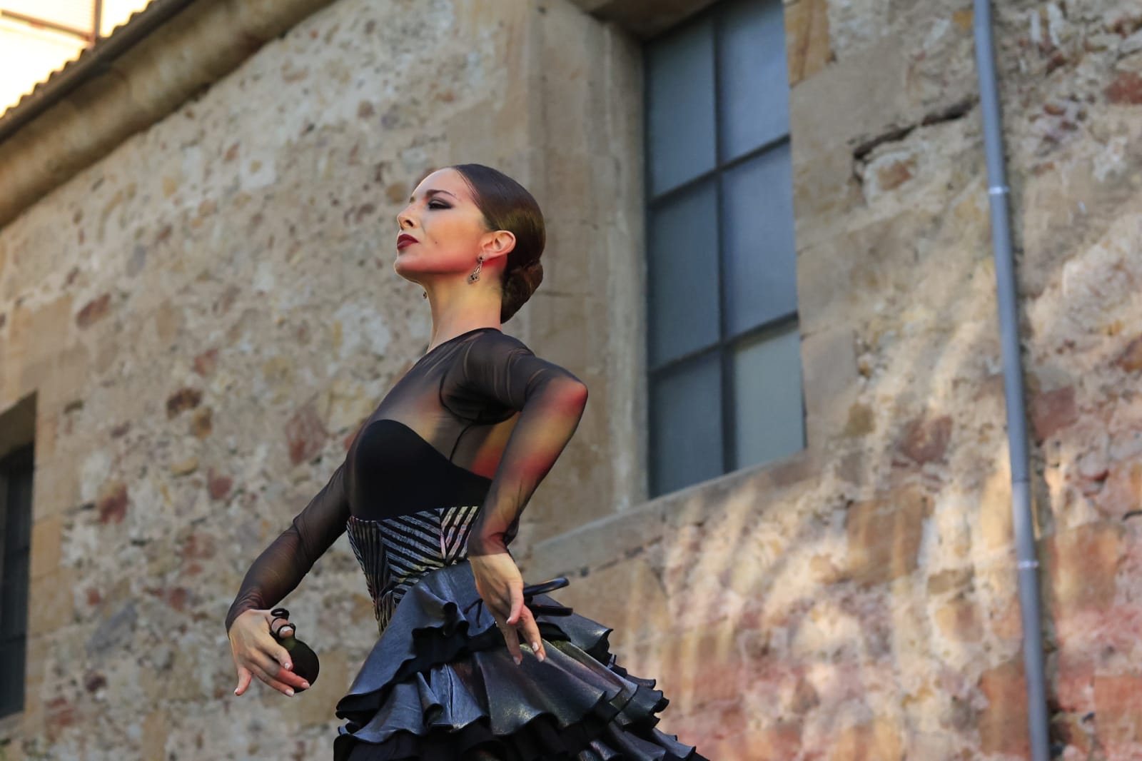 Los Jardines de Santo Domingo se llenan de arte con el espectáculo Extractos de Querencia