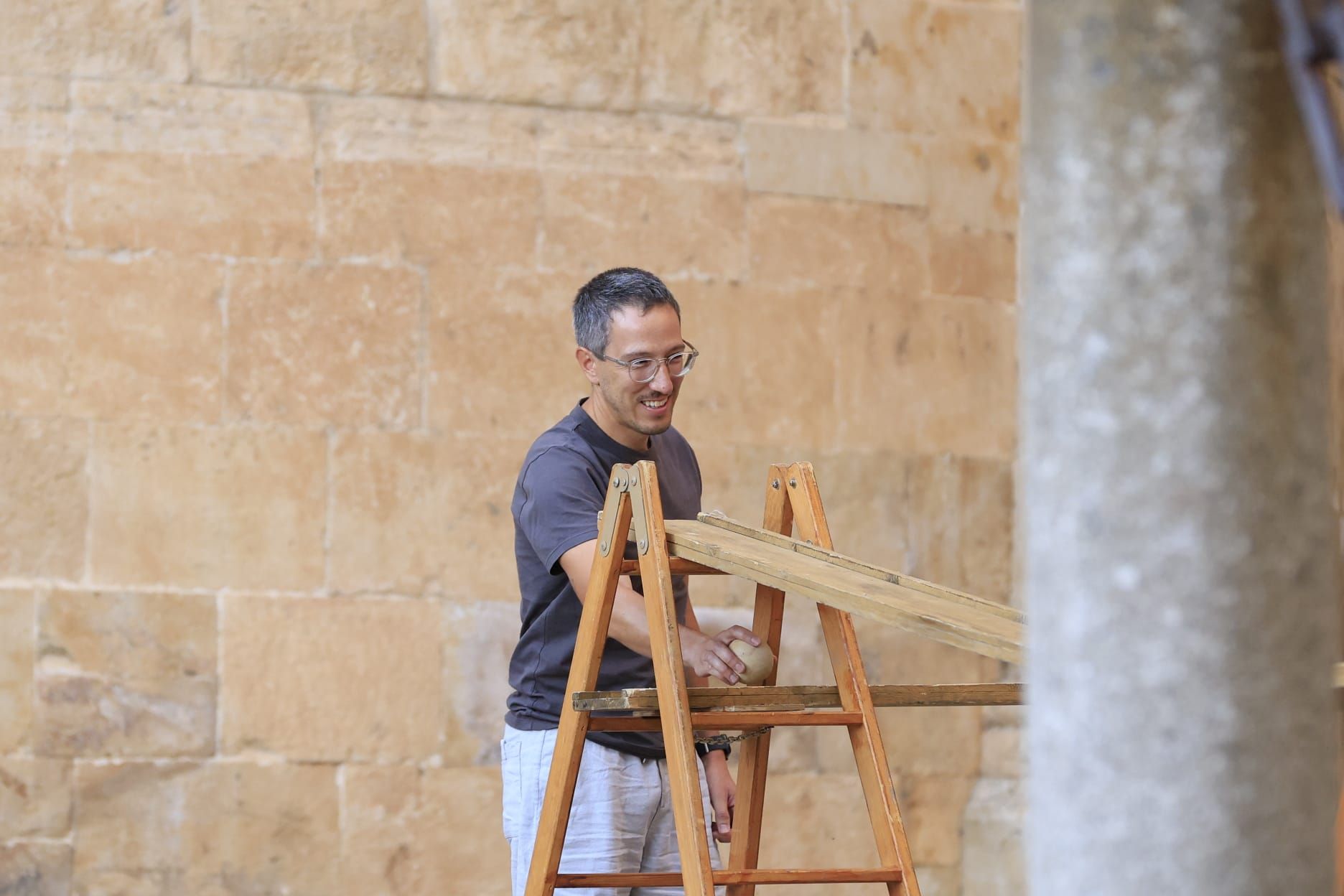 Éxito de &#039;Llar&#039;: el espectáculo que combina arquitectura y malabares en el Patio Chico