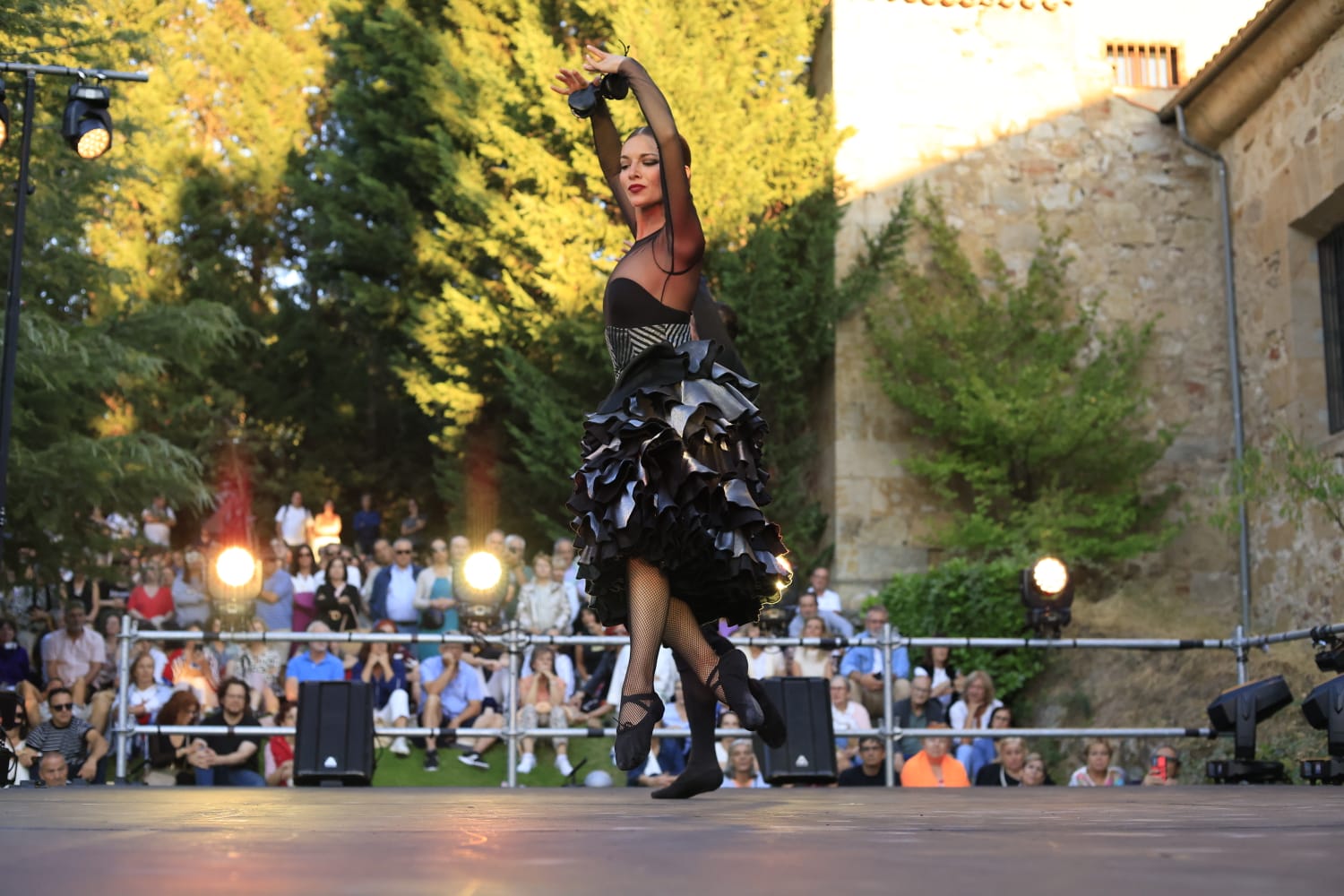 Los Jardines de Santo Domingo se llenan de arte con el espectáculo Extractos de Querencia