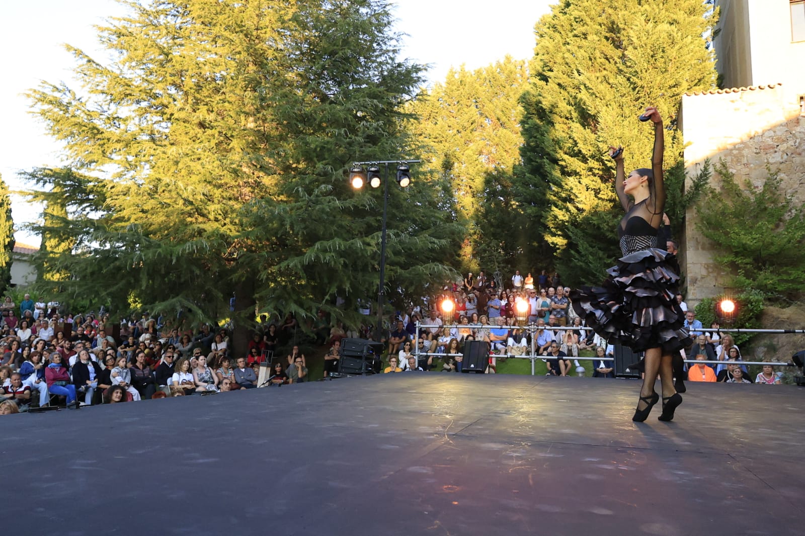 Los Jardines de Santo Domingo se llenan de arte con el espectáculo Extractos de Querencia