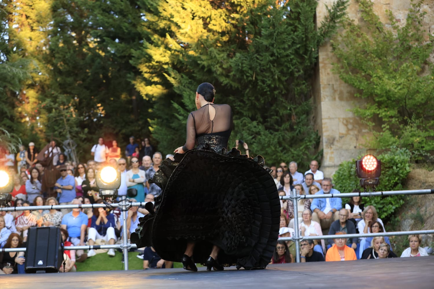 Los Jardines de Santo Domingo se llenan de arte con el espectáculo Extractos de Querencia