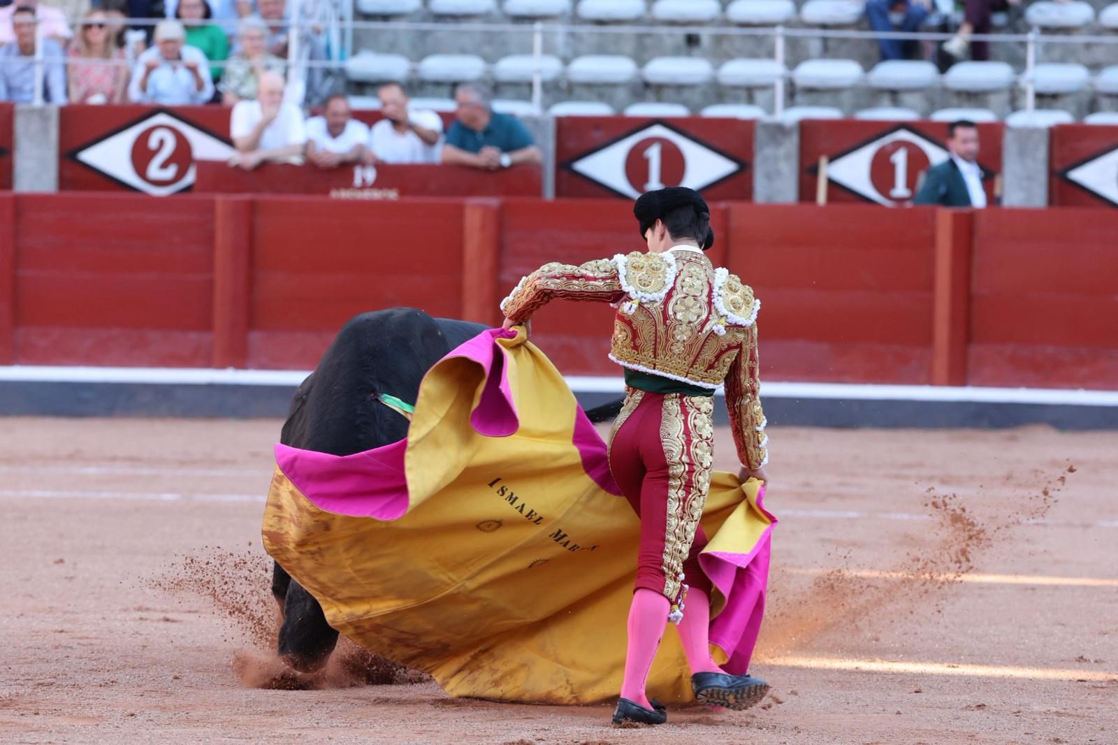 Tres orejas para Ismael Martín y traslado de Damián Castaño al hospital en la segunda de abono de Salamanca