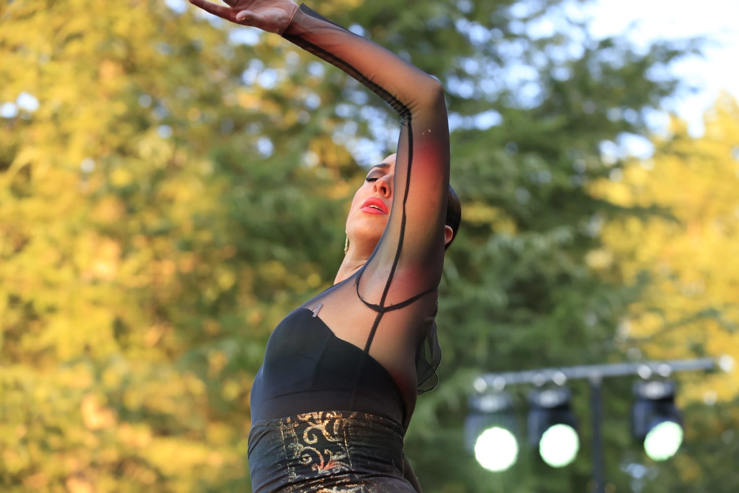 Los Jardines de Santo Domingo se llenan de arte con el espectáculo Extractos de Querencia