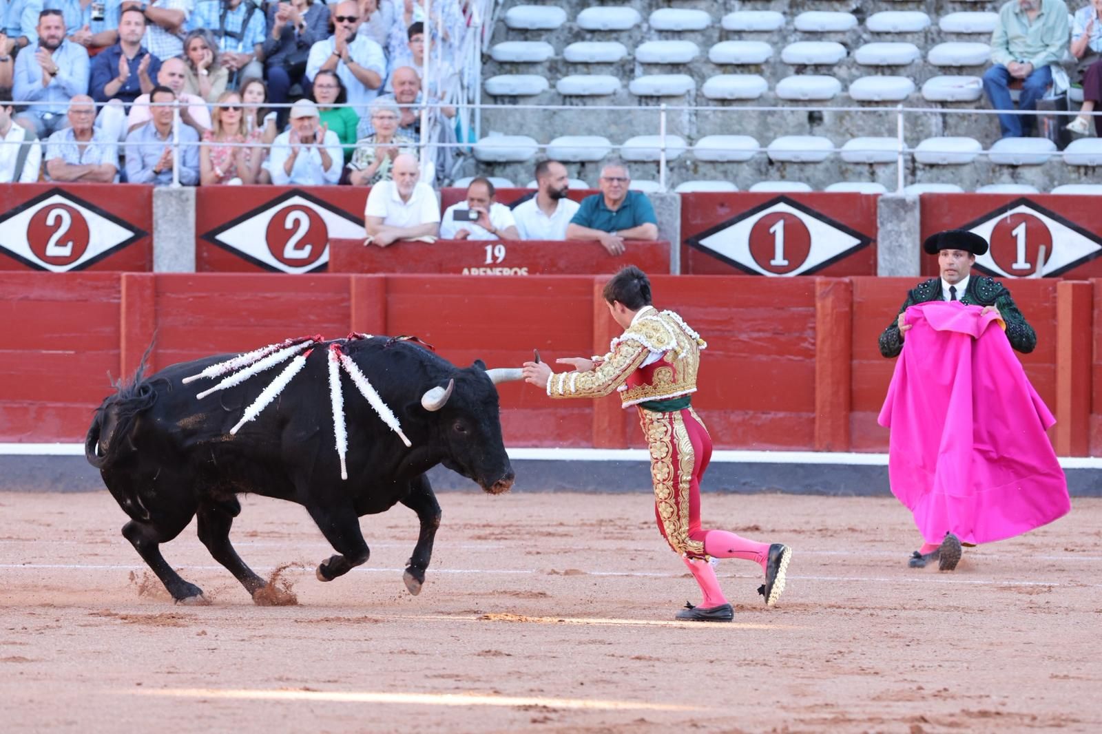 Tres orejas para Ismael Martín y traslado de Damián Castaño al hospital en la segunda de abono de Salamanca