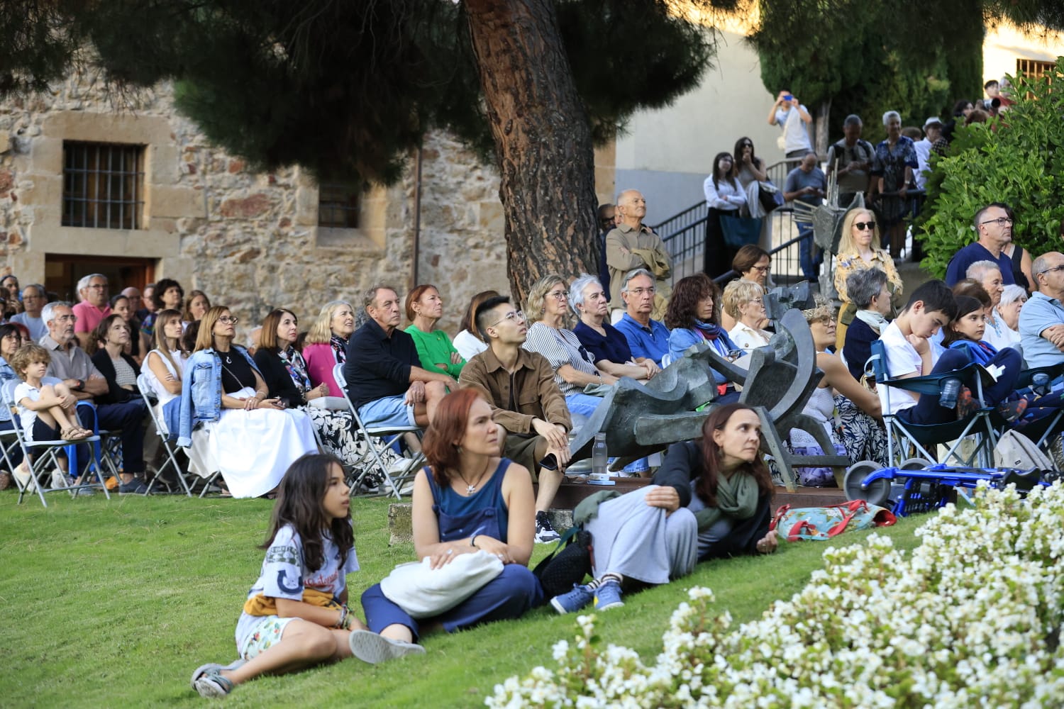 Los Jardines de Santo Domingo se llenan de arte con el espectáculo Extractos de Querencia