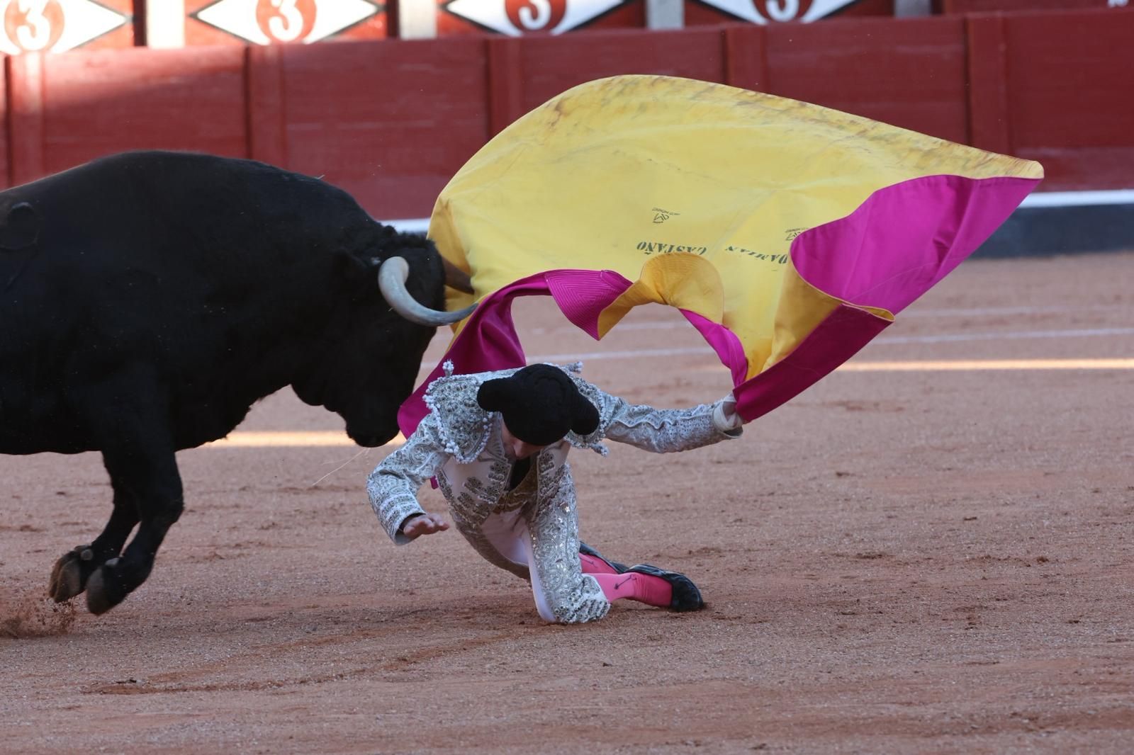 Tres orejas para Ismael Martín y traslado de Damián Castaño al hospital en la segunda de abono de Salamanca