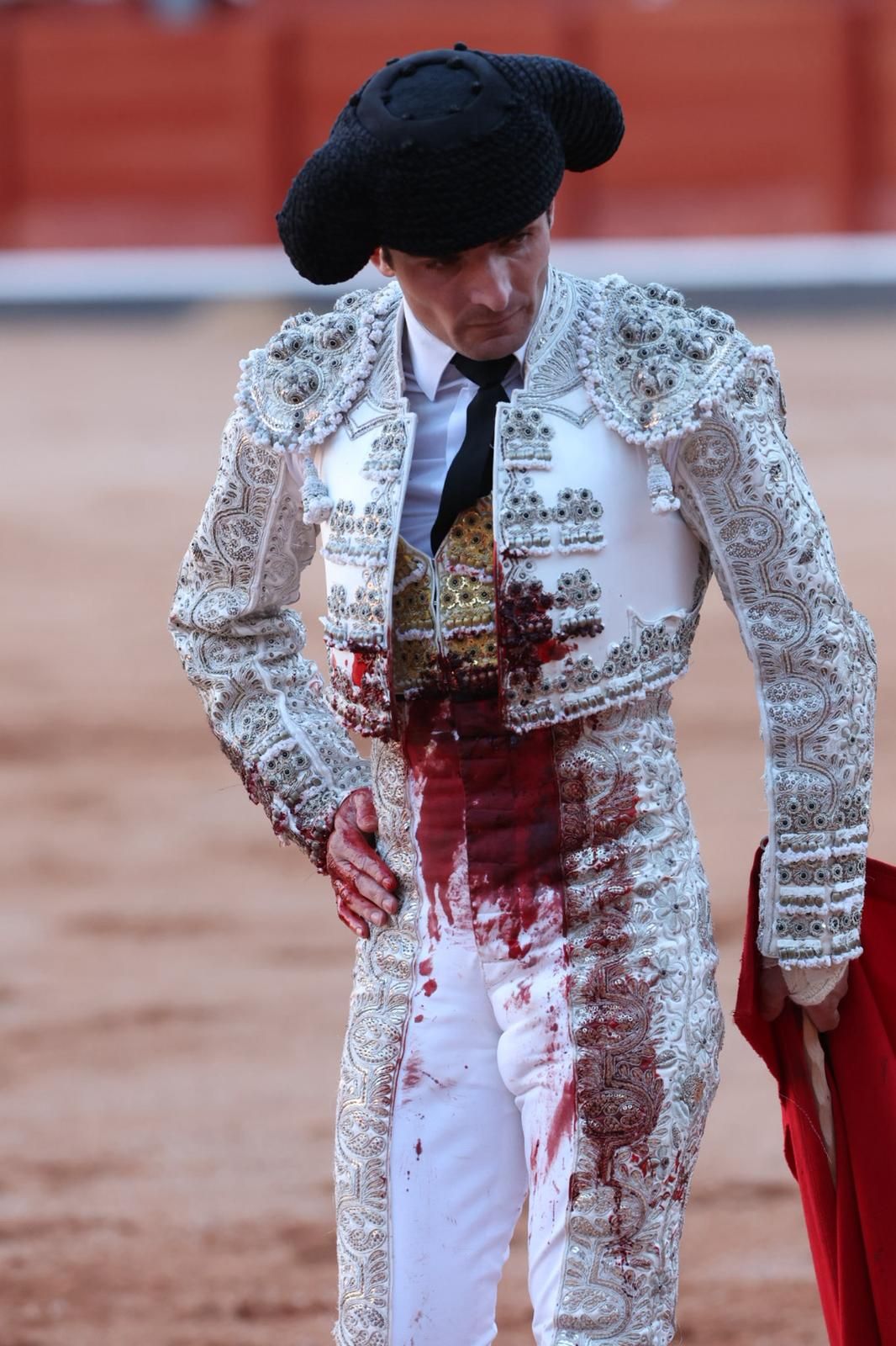 Tres orejas para Ismael Martín y traslado de Damián Castaño al hospital en la segunda de abono de Salamanca