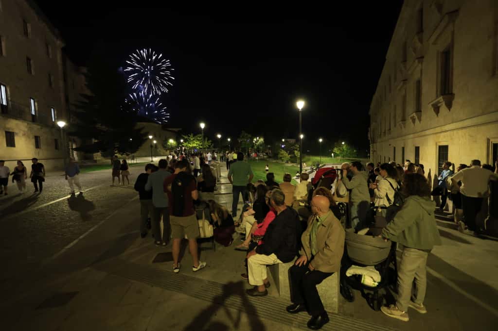 &#039;Salamanca siente la pólvora&#039; ilumina el cielo con sus fuegos artificiales