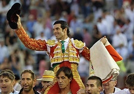 Emilio de Justo a hombros después de su gran faena