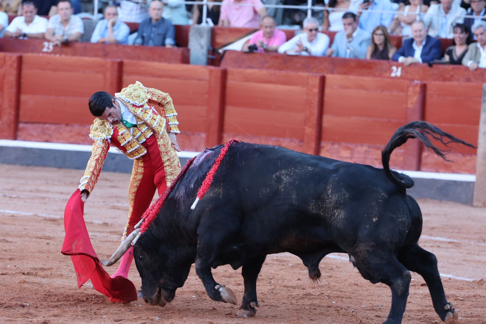 Puerta grande para Emilio de Justo con toro indultado en el cuarto de la tarde