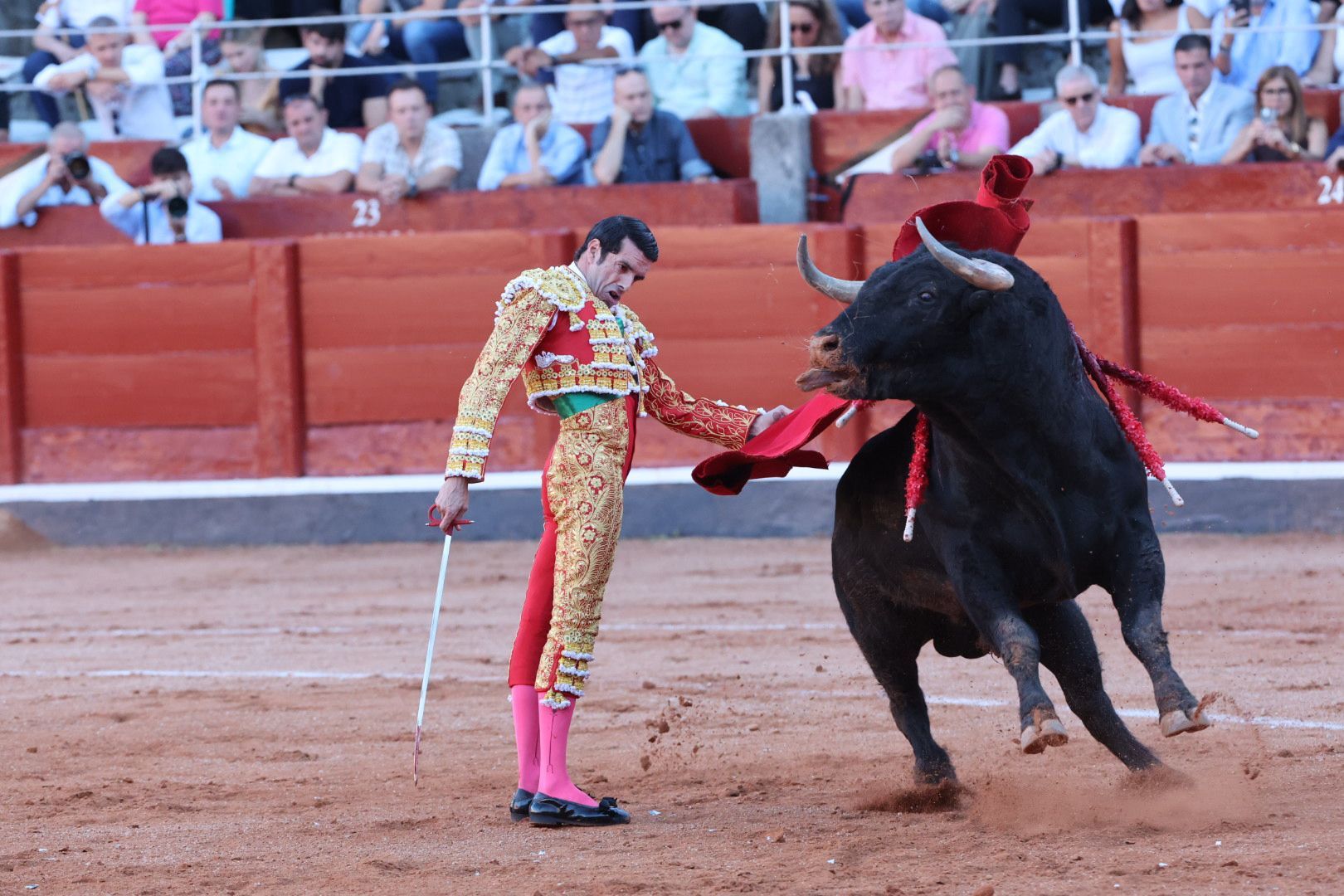Puerta grande para Emilio de Justo con toro indultado en el cuarto de la tarde