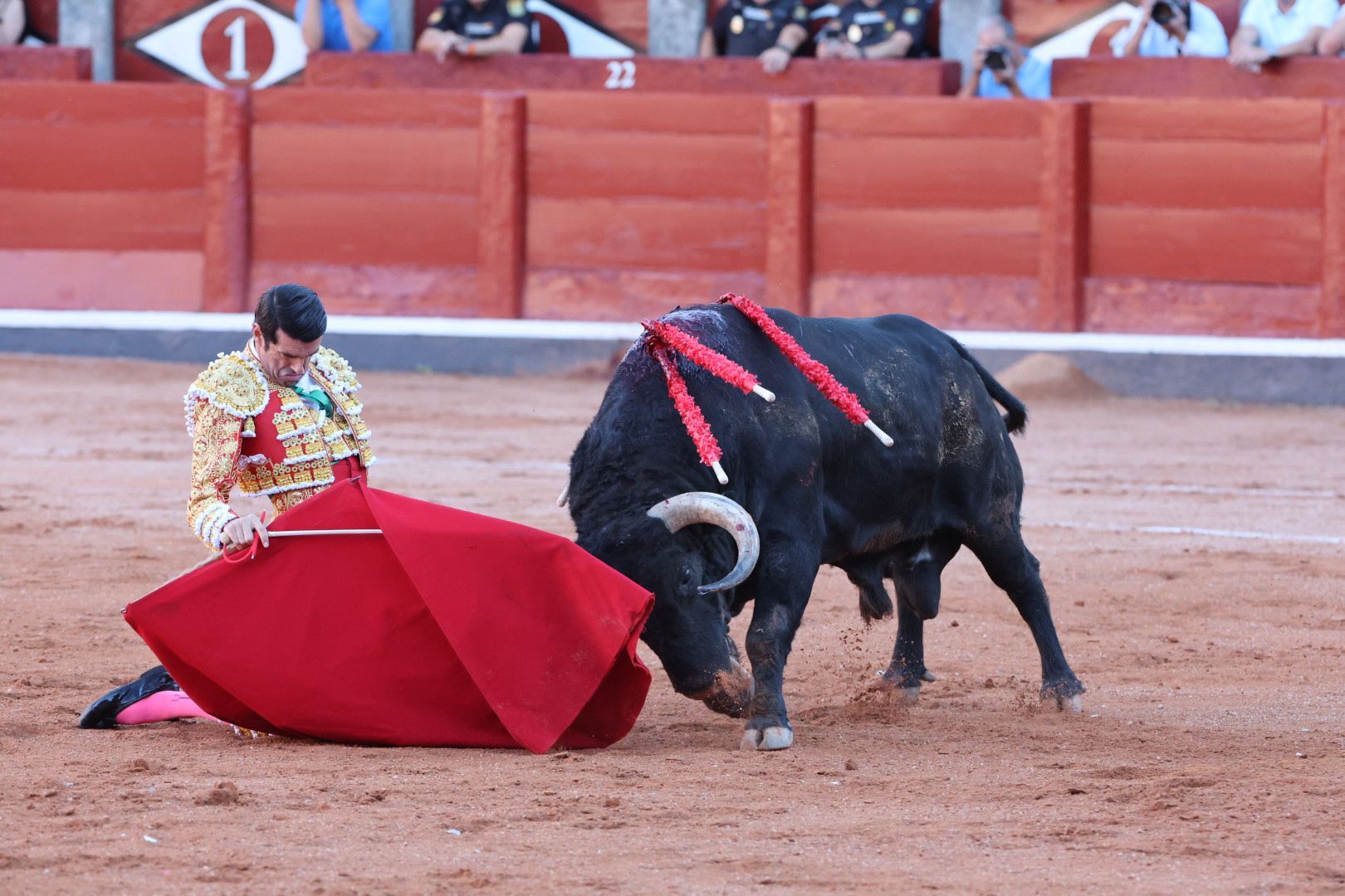 Puerta grande para Emilio de Justo con toro indultado en el cuarto de la tarde