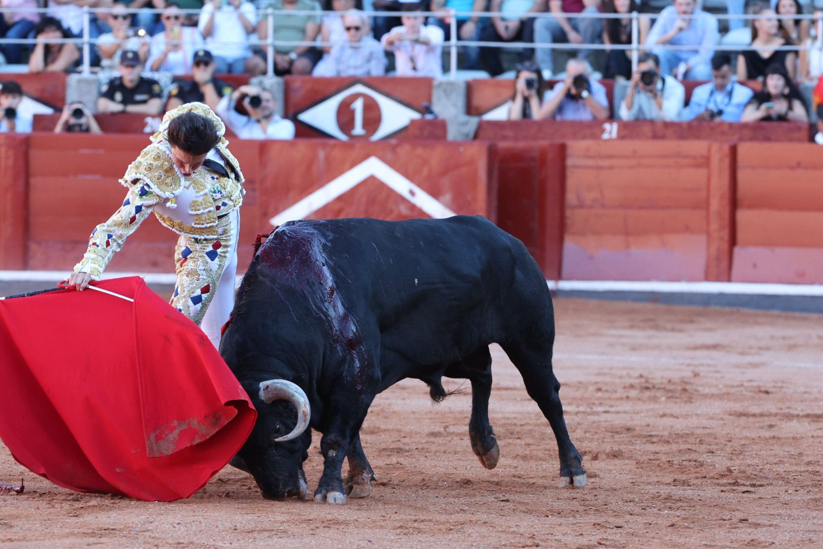 Puerta grande para Emilio de Justo con toro indultado en el cuarto de la tarde