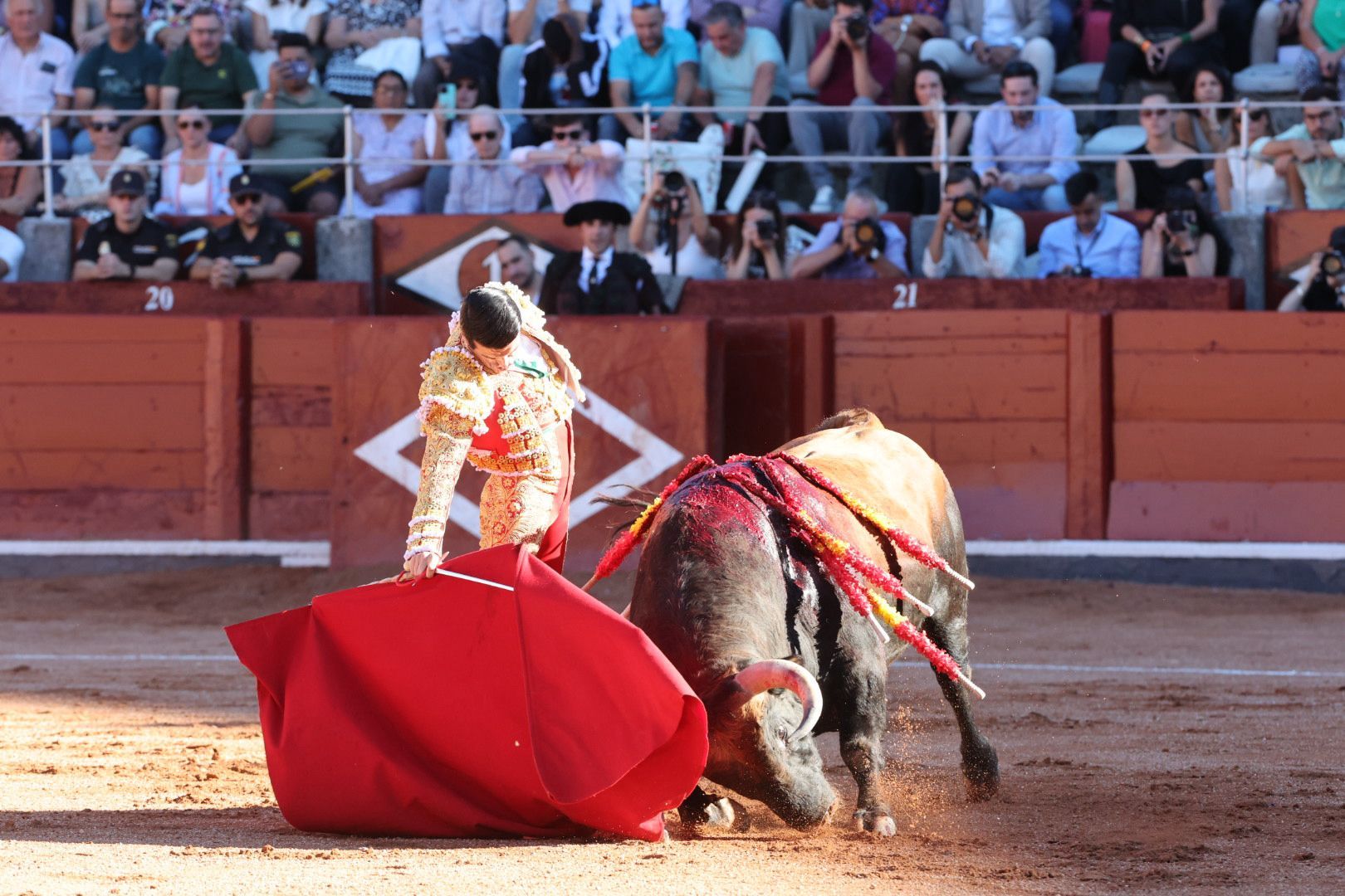 Puerta grande para Emilio de Justo con toro indultado en el cuarto de la tarde