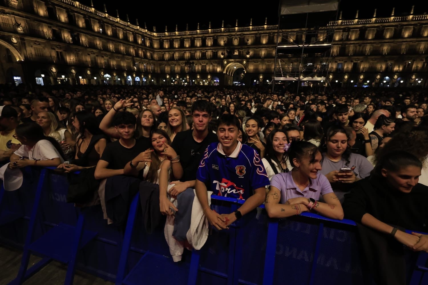 Lia Kali contagia sus ritmos urbanos a la Plaza Mayor de Salamanca