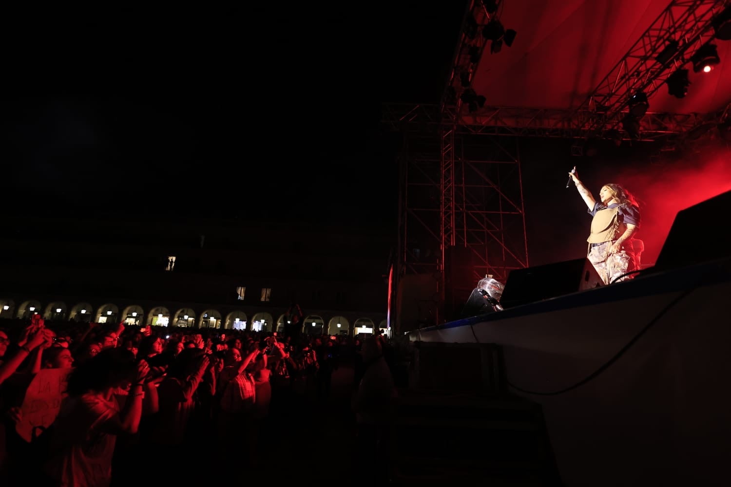 Lia Kali contagia sus ritmos urbanos a la Plaza Mayor de Salamanca