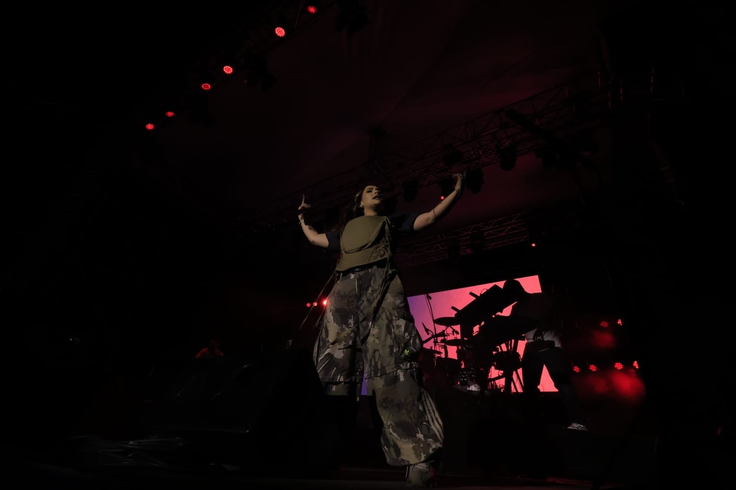 Lia Kali contagia sus ritmos urbanos a la Plaza Mayor de Salamanca