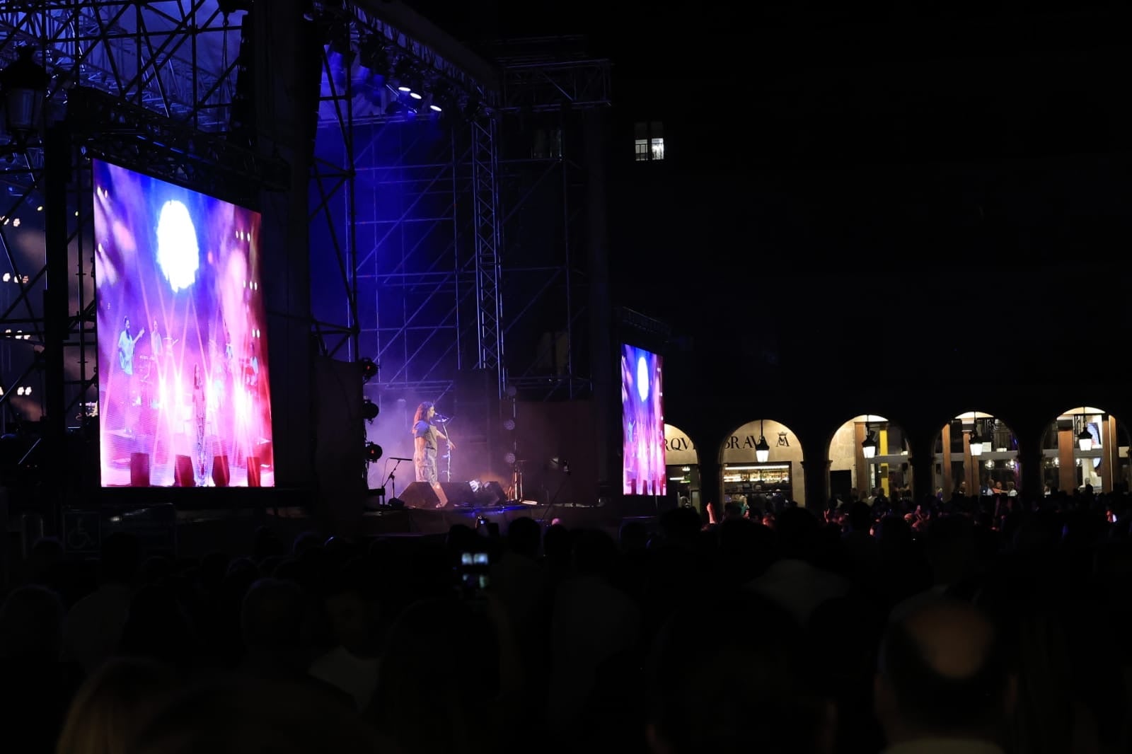 Lia Kali contagia sus ritmos urbanos a la Plaza Mayor de Salamanca