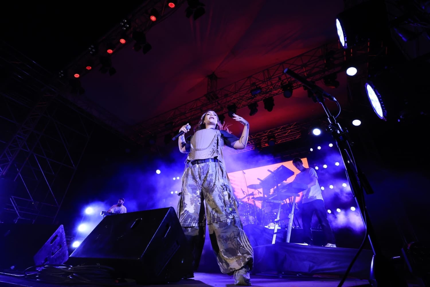 Lia Kali contagia sus ritmos urbanos a la Plaza Mayor de Salamanca