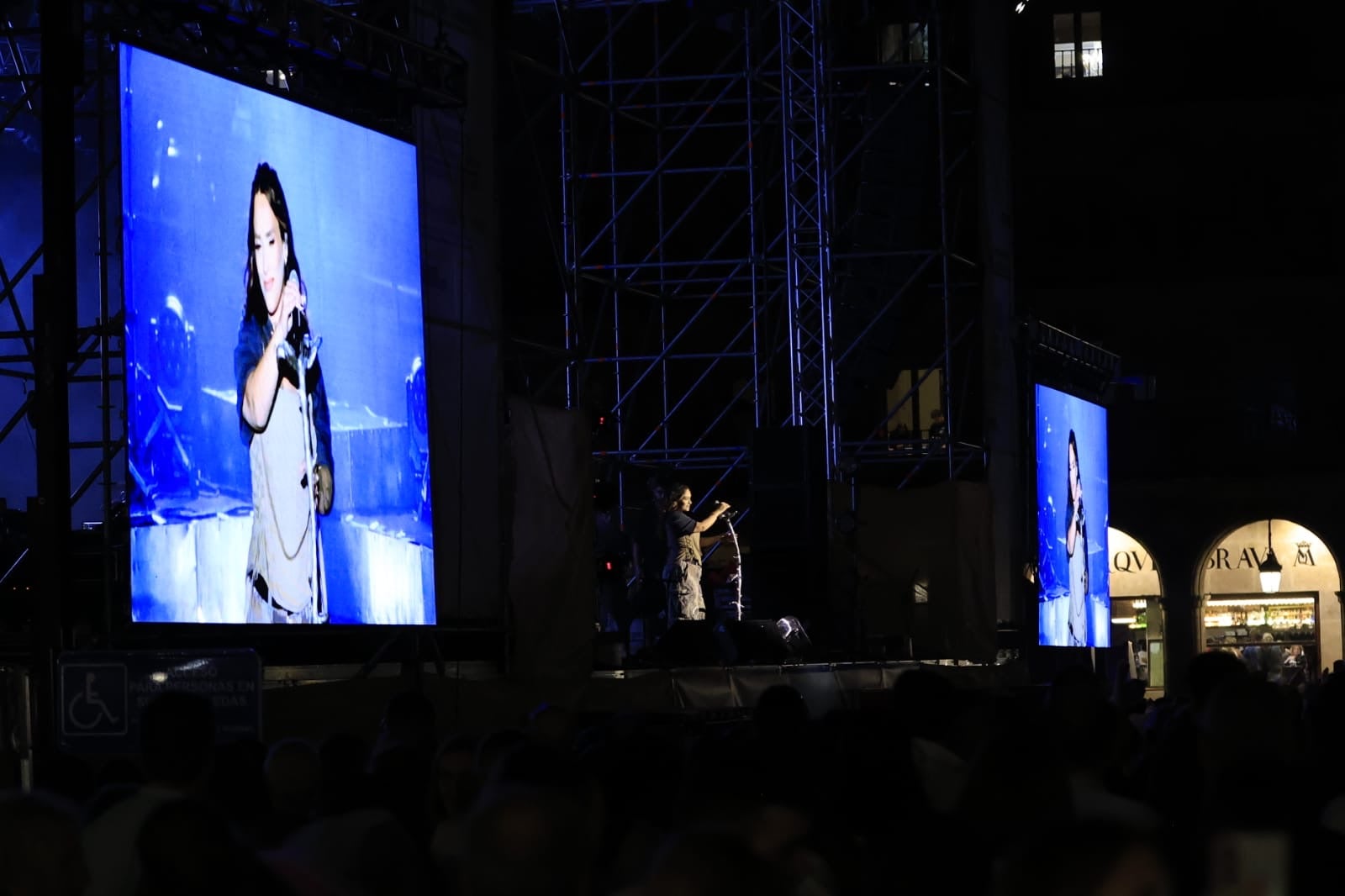 Lia Kali contagia sus ritmos urbanos a la Plaza Mayor de Salamanca