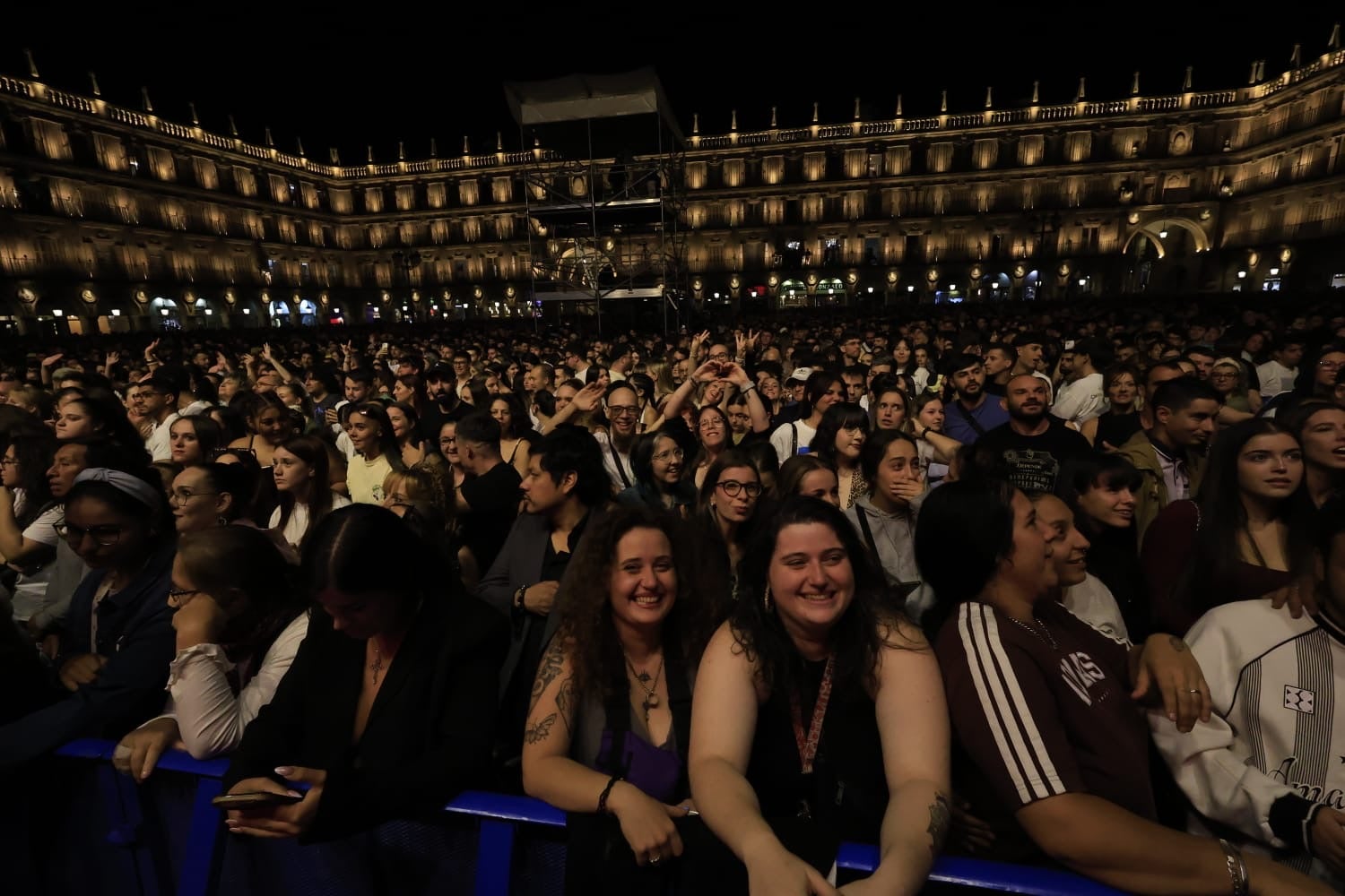 Lia Kali contagia sus ritmos urbanos a la Plaza Mayor de Salamanca
