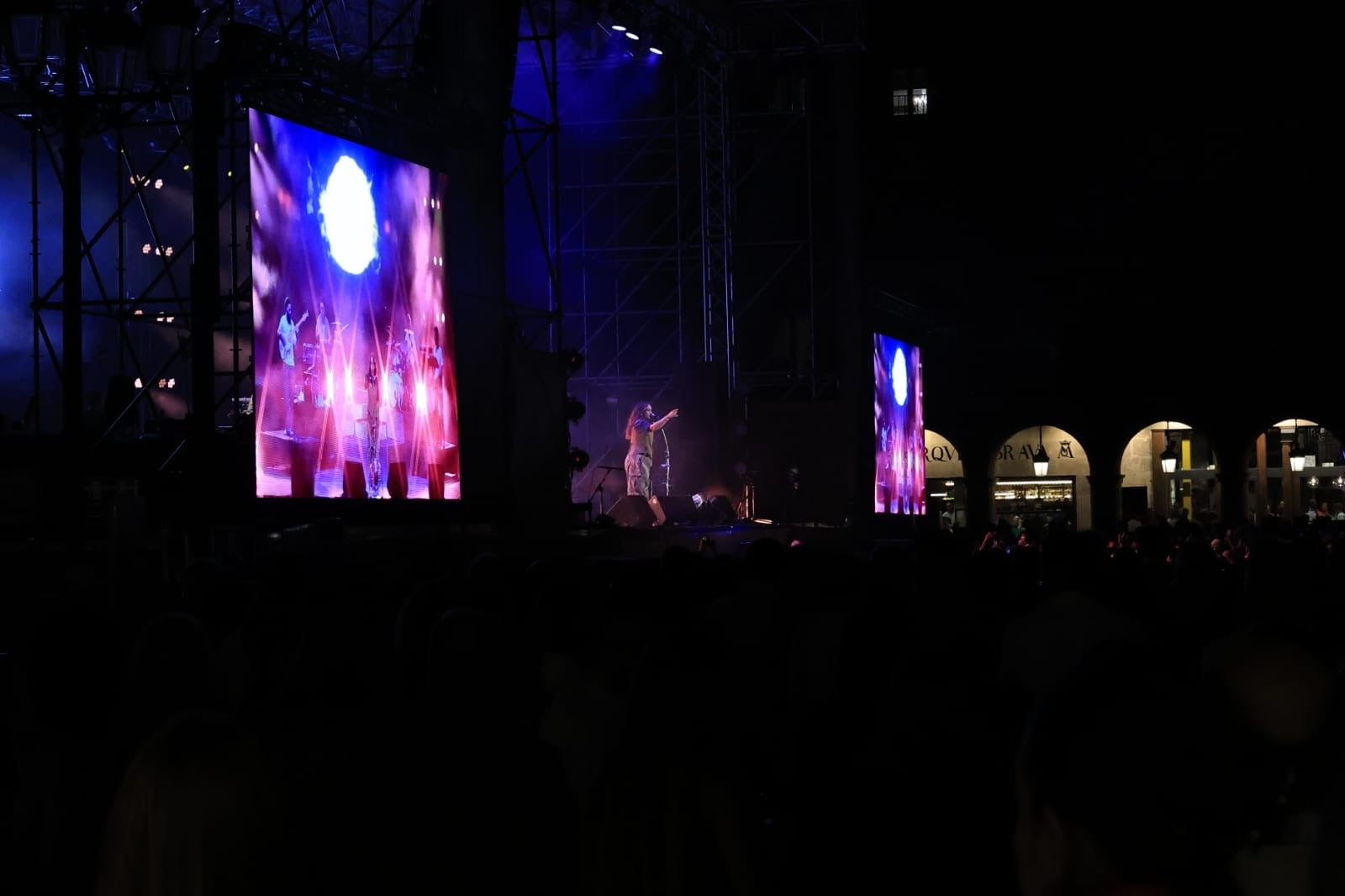 Lia Kali contagia sus ritmos urbanos a la Plaza Mayor de Salamanca