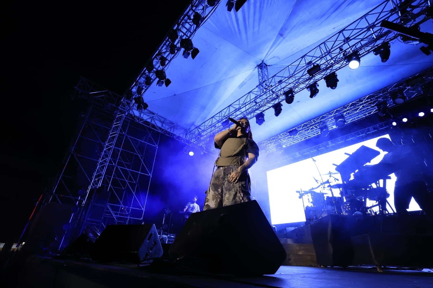 Lia Kali contagia sus ritmos urbanos a la Plaza Mayor de Salamanca