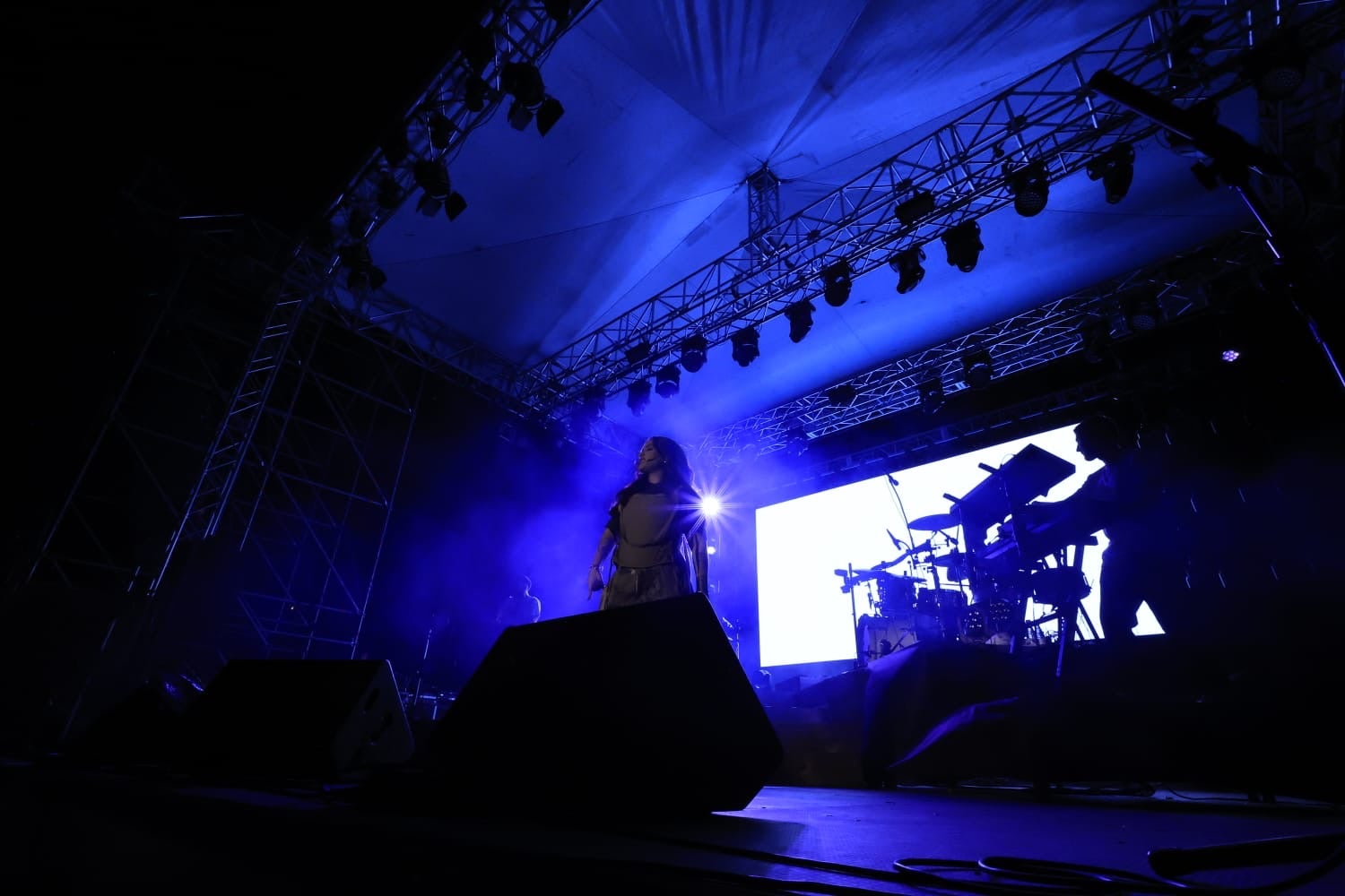 Lia Kali contagia sus ritmos urbanos a la Plaza Mayor de Salamanca