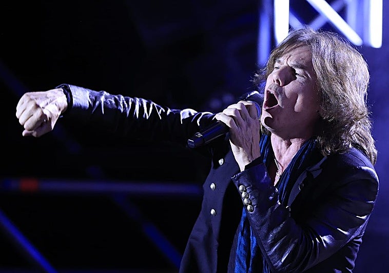 Joey Tempest, durante la actuación de Europe en la Plaza Mayor de Salamanca.