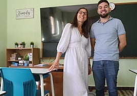 Eva Cazalla e Iván Rico posan en un aula.