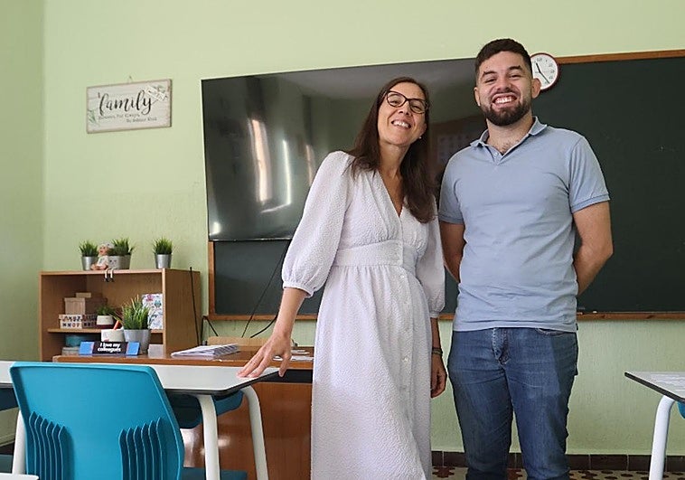 Eva Cazalla e Iván Rico posan en un aula.