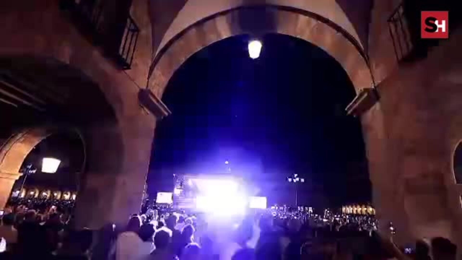 Europe interpreta 'The Final Countdown' en la Plaza Mayor de Salamanca