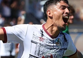 Servetti celebra uno de sus goles en el encuentro entre el Salamanca UDS y el Astorga en Las Pistas.