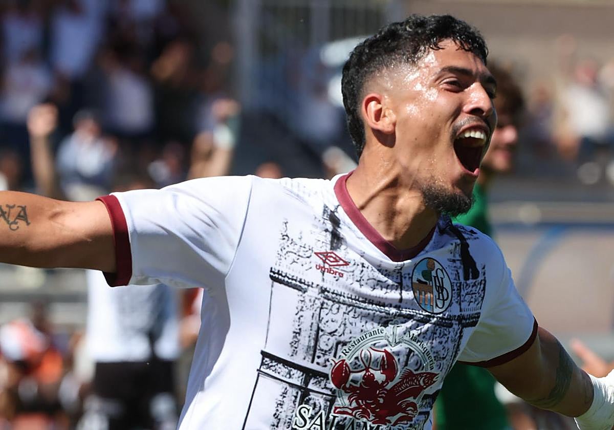 Servetti celebra uno de sus goles en el encuentro entre el Salamanca UDS y el Astorga en Las Pistas.
