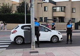 Policía Local junto al vheículo implicado en el accidente.