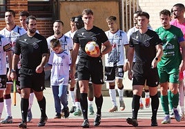 Los jugadores del Salamanca UDS saltan a Las Pistas ante el Astorga.