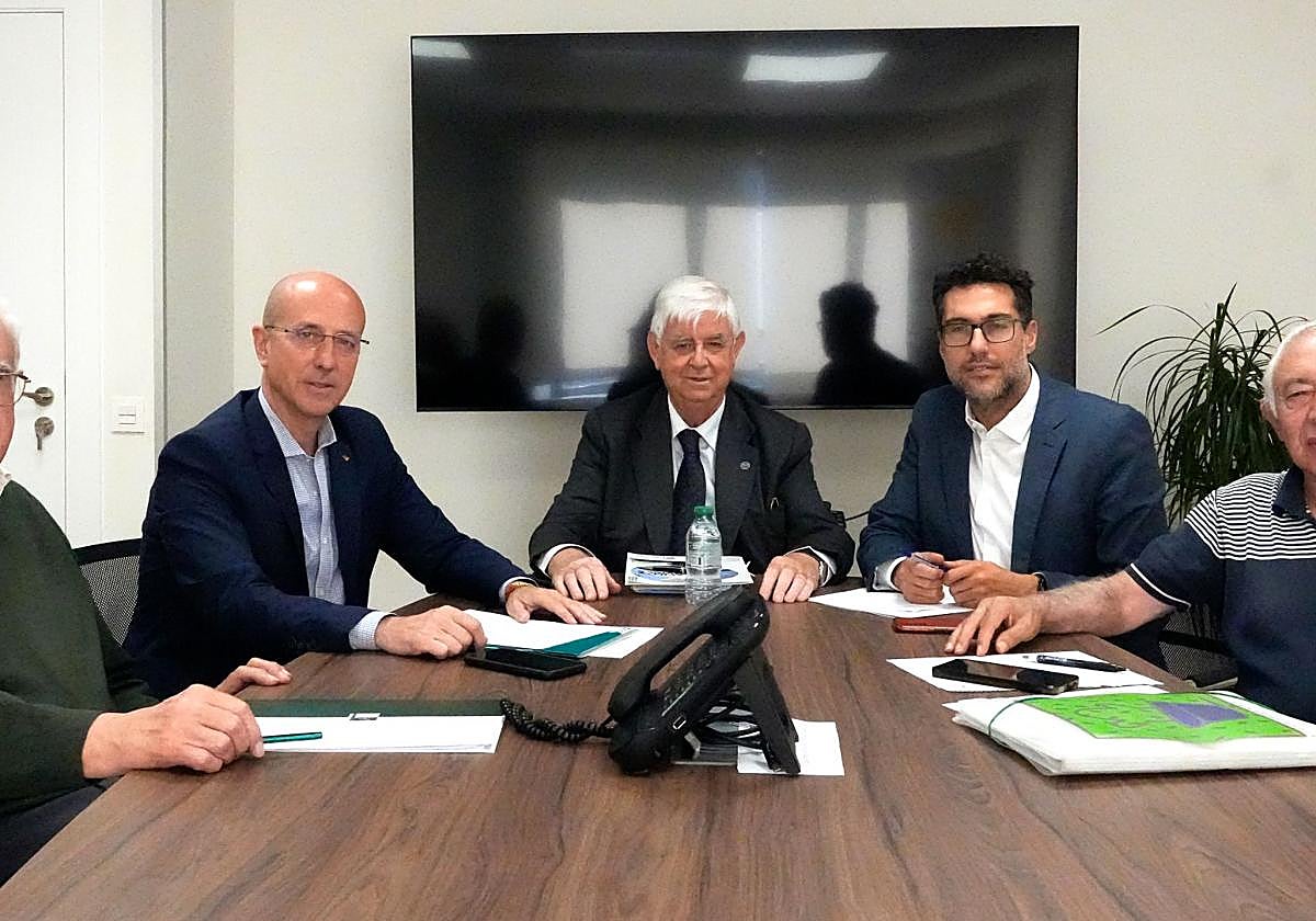 Participantes en el acuerdo firmado entre Caja Rural de Salamanca y ASFERSA.