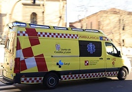Ambulancia en las calles de Salamanca en una imagen de archivo.