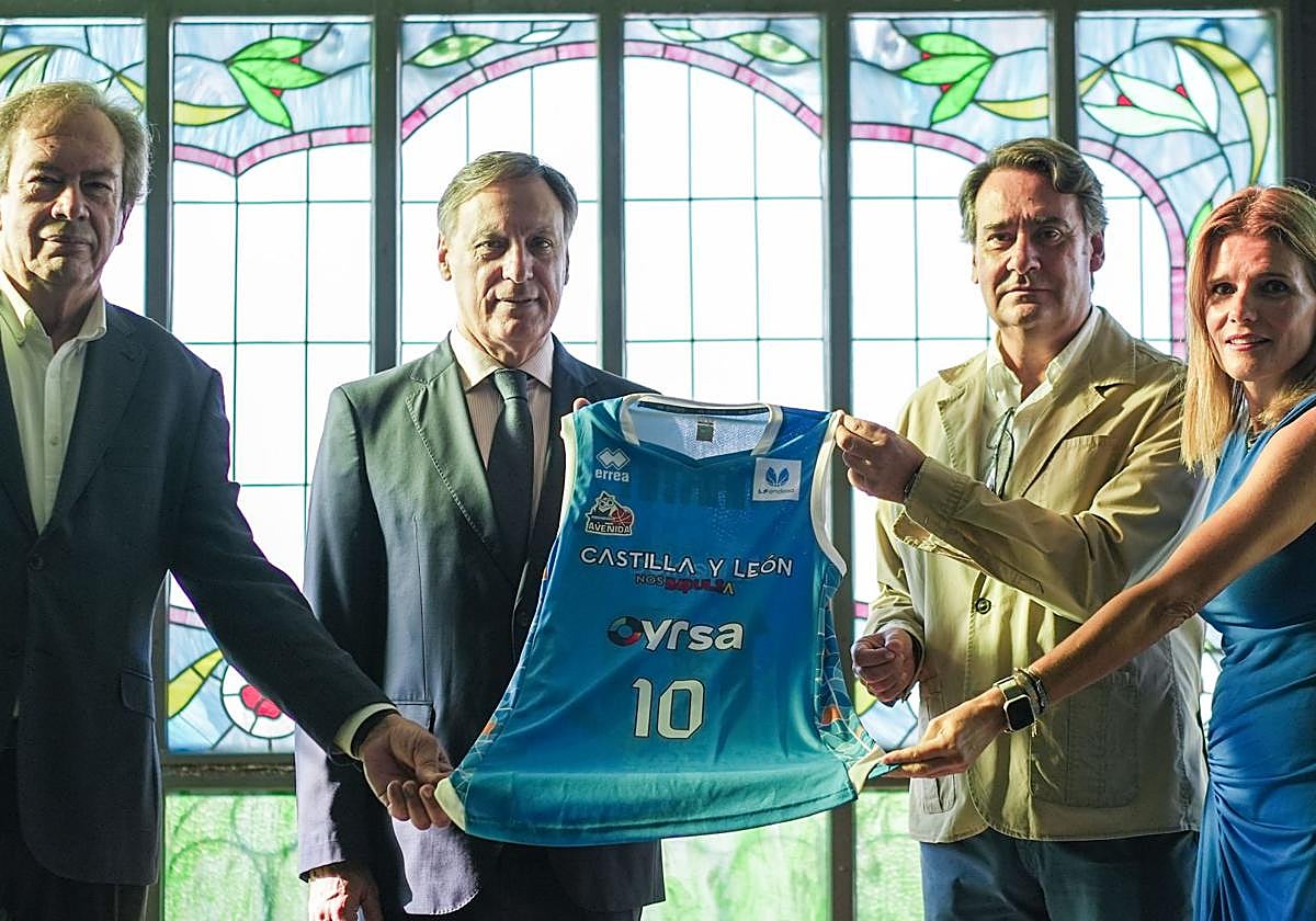 Presentación de la nueva equipación del CB Perfumerías Avenida.