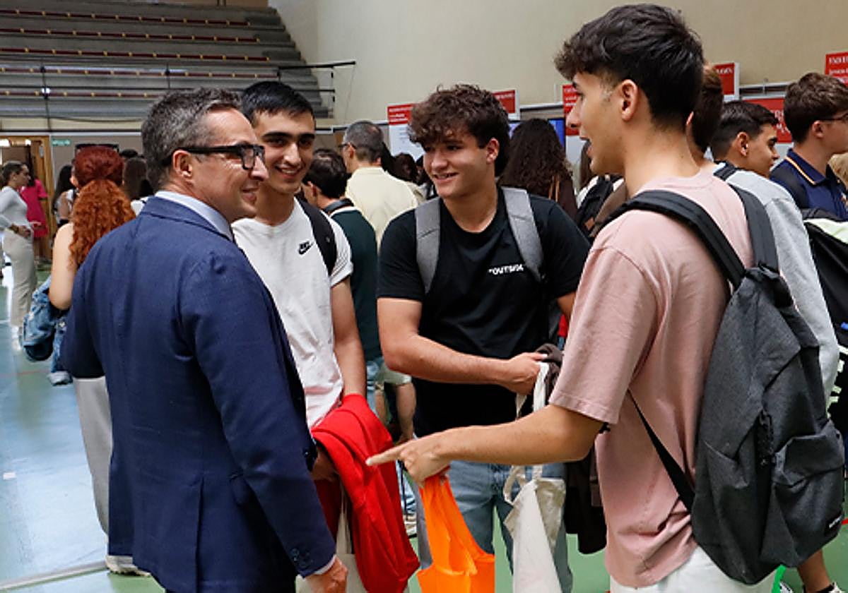 El rector dialoga con varios estudiantes.